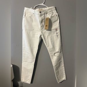NWT - White Distressed Levi’s